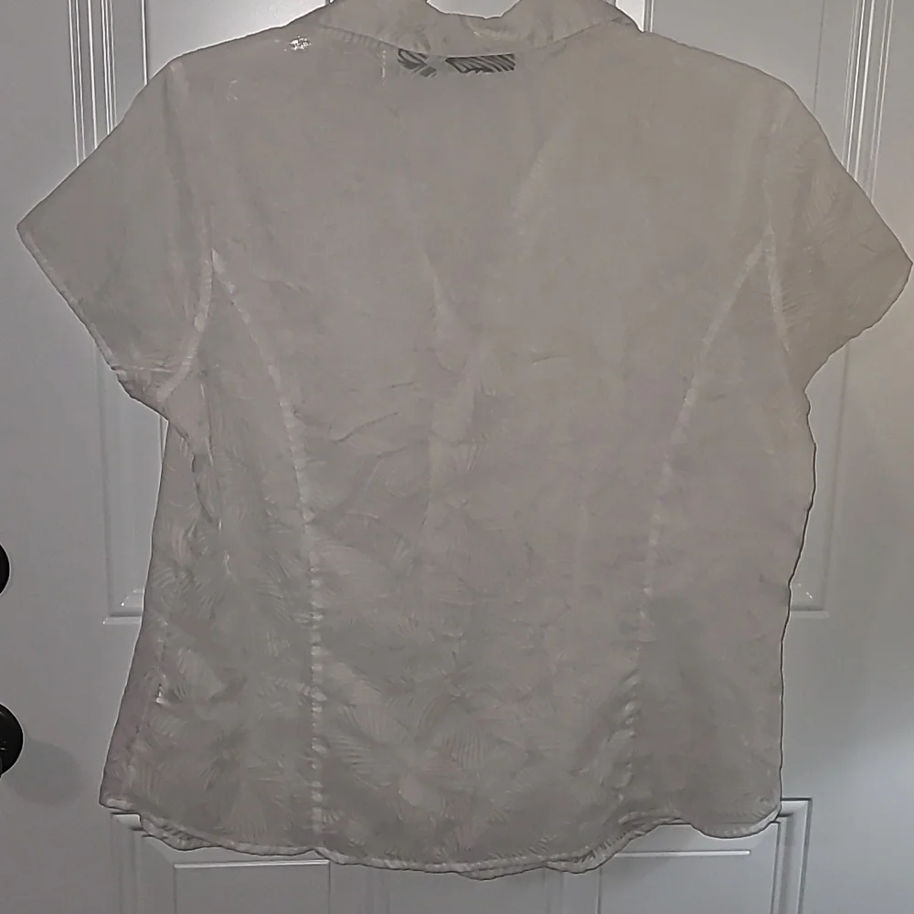 Apostrophe White Short Sleeve Button-Up Blouse with Subtle Leaf Jacquard - Picture 5 of 6